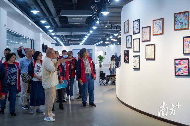 主办方组织香港人士参观广清纺织服装产业有序转移园等地。通讯员供图