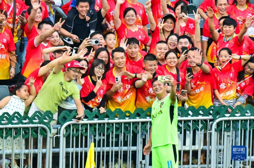 11月11日，香港明星足球队球员黄日华（前）与球迷合影。