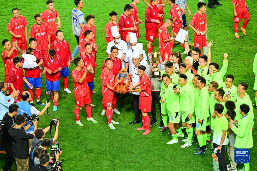 11月11日，贵州榕江“村超”联队与香港明星足球队在比赛后合影。