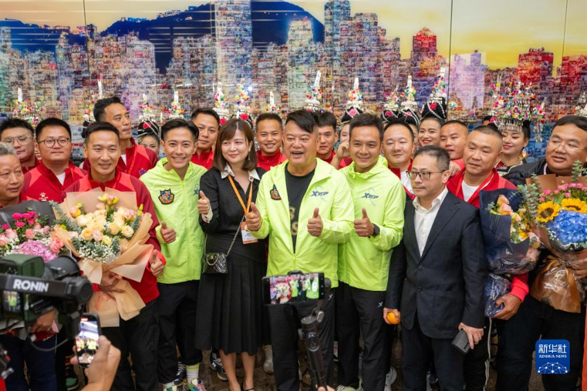 11月10日，香港明星足球队创始成员陈百祥（中）带领队员来到香港西九龙高铁站欢迎贵州榕江代表团。