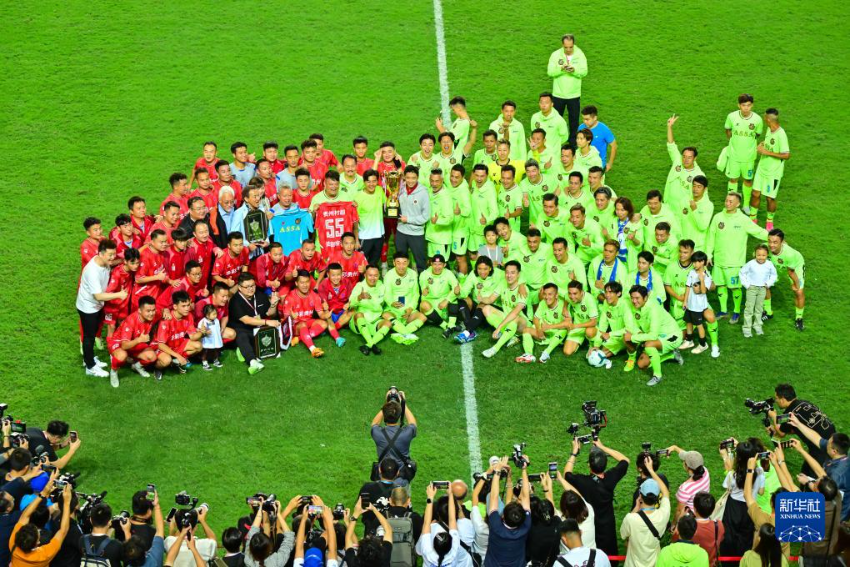 11月11日，贵州榕江“村超”联队与香港明星足球队在比赛后合影。