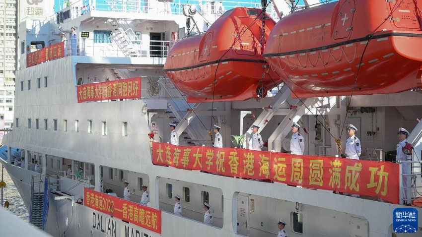 大连海事大学专用远洋教学实习船“育鲲”轮应邀访问香港（11月24日摄）。