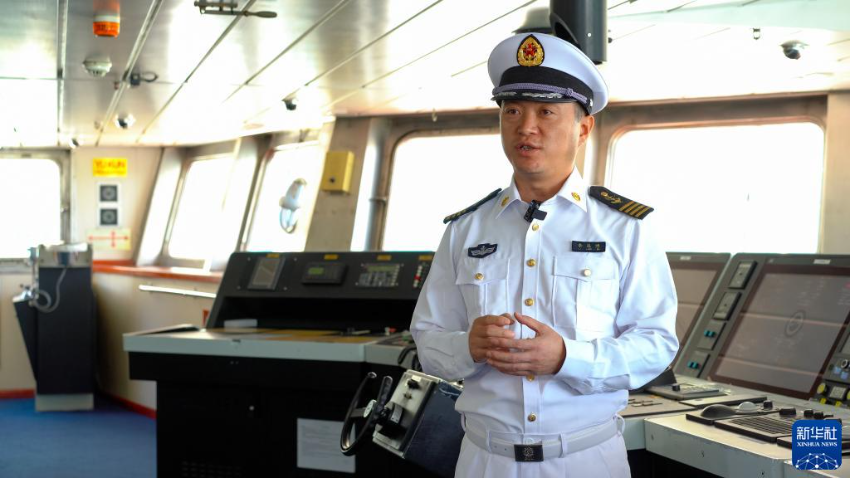 11月24日，“育鲲”轮船长李连博接受采访。
