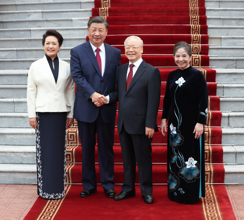 当地时间12月12日下午，刚刚抵达河内的中共中央总书记、国家主席习近平在越共中央驻地同越共中央总书记阮富仲举行会谈。这是阮富仲在主席府广场为习近平举行隆重欢迎仪式。