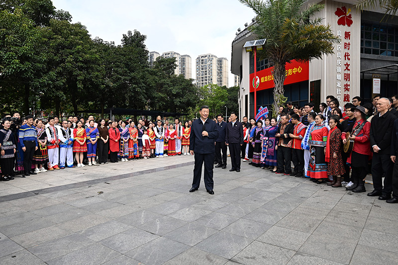 12月14日至15日，中共中央总书记、国家主席、中央军委主席习近平在广西考察。这是14日上午，习近平在南宁市良庆区蟠龙社区考察时，同社区各族群众亲切交流。