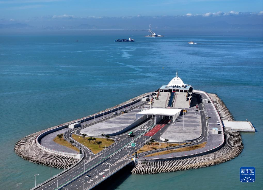 港珠澳大桥东人工岛和西人工岛遥相呼应（12月15日摄，无人机照片）。