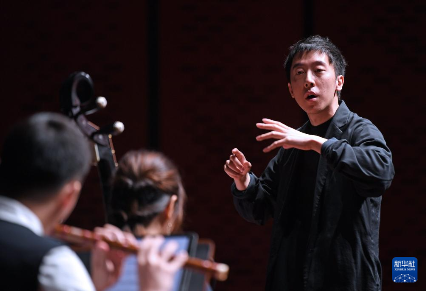 11月26日，香港天籁敦煌乐团艺术总监兼作曲甘圣希在“香港故宫演艺嘉年华”首演中指挥演奏。