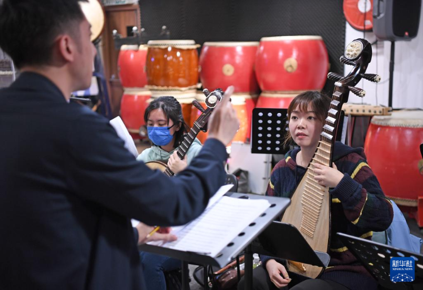 12月18日，香港天籁敦煌乐团琵琶手陈韵妍（右）在彩排中。