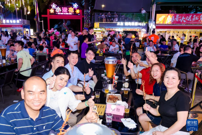 2023年7月8日，顾客在深圳盐田沙头角的“小港夜”夜市用餐、留影。