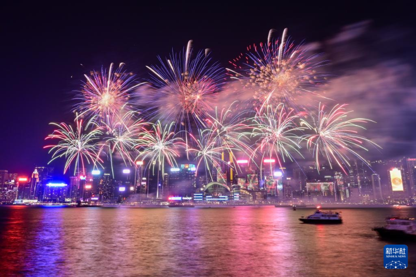 2023年10月1日，烟花在香港维多利亚港上空绽放。 