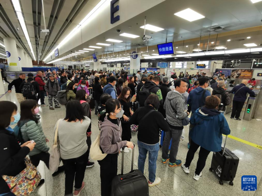 2023年12月29日在深圳福田口岸拍摄的准备通关的旅客。