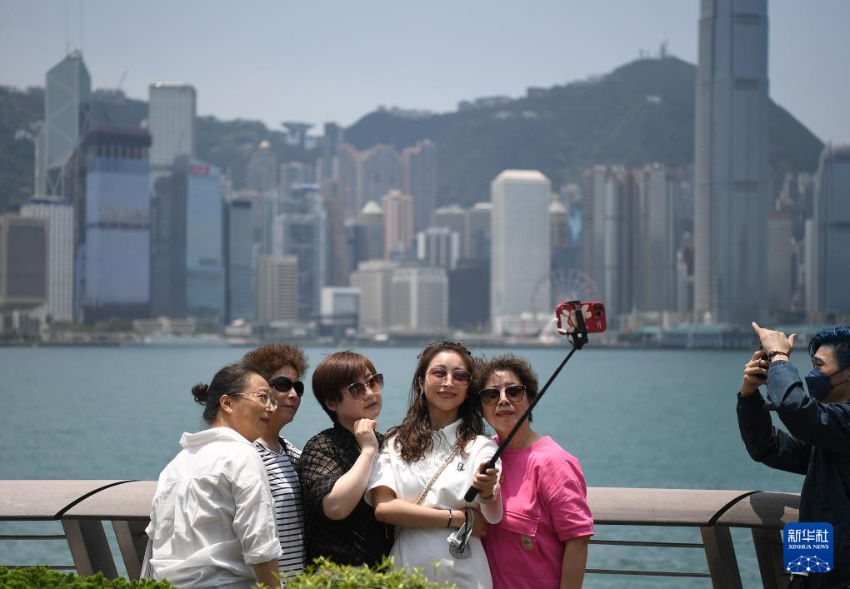 2023年4月30日，在“五一”假期期间，游客在香港星光大道自拍合影。