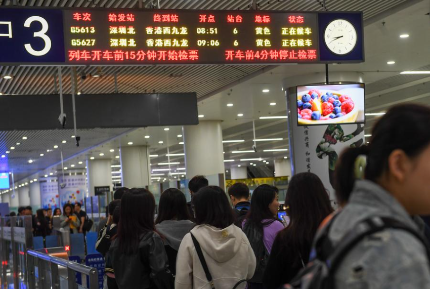 1月12日，乘客在深圳福田站候车。