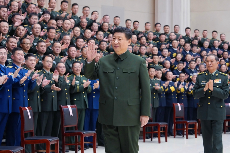 2月2日，中华民族传统节日春节即将来临之际，中共中央总书记、国家主席、中央军委主席习近平视察慰问驻天津部队，代表党中央和中央军委，向全体人民解放军指战员、武警部队官兵、军队文职人员、民兵预备役人员致以诚挚问候和新春祝福。这是习近平亲切接见驻天津部队官兵代表。