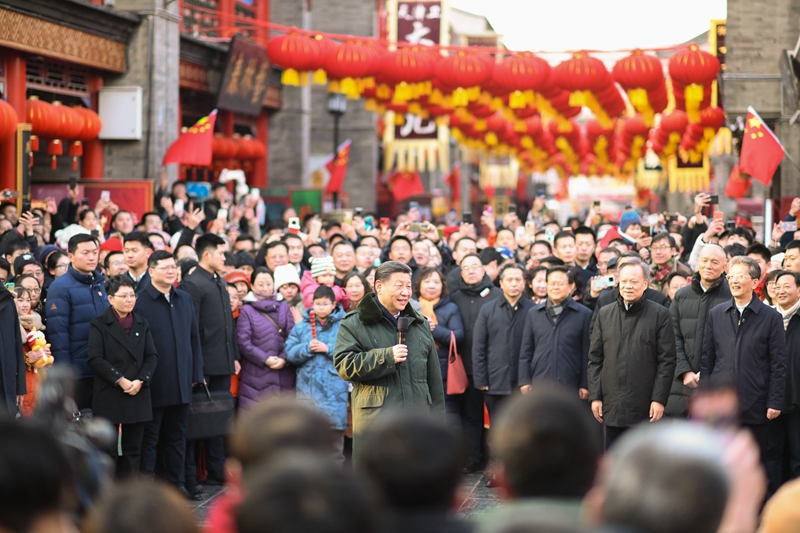 2月1日至2日，中共中央总书记、国家主席、中央军委主席习近平来到天津，看望慰问基层干部群众。这是1日下午，习近平在天津古文化街考察时，向全国各族人民和香港同胞、澳门同胞、台湾同胞、海外侨胞致以美好的新春祝福。