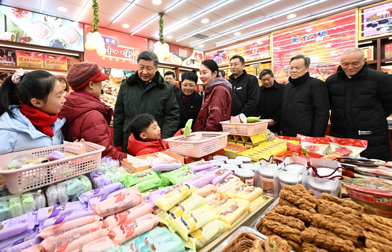 2月1日至2日，中共中央总书记、国家主席、中央军委主席习近平来到天津，看望慰问基层干部群众。这是1日下午，习近平在天津古文化街考察时，走进店铺同现场群众互动交流。