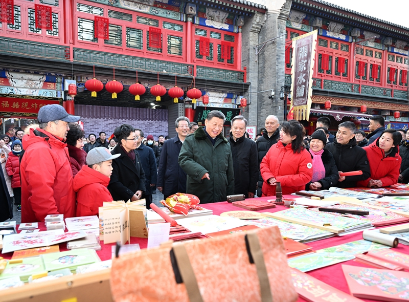 2月1日至2日，中共中央总书记、国家主席、中央军委主席习近平来到天津，看望慰问基层干部群众。这是1日下午，习近平在天津古文化街考察时，同店铺员工和现场群众互动交流。