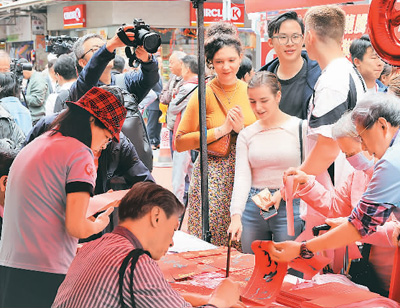 多位书法家为香港市民和各地游客现场题写福字和春联。