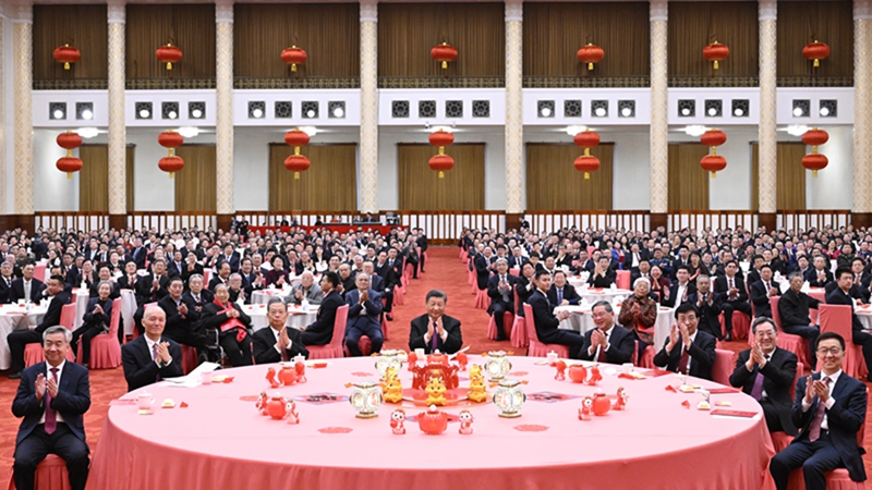 2月8日，中共中央、国务院在北京人民大会堂举行2024年春节团拜会。党和国家领导人习近平、李强、赵乐际、王沪宁、蔡奇、丁薛祥、李希、韩正等同首都各界人士齐聚一堂、共迎新春。