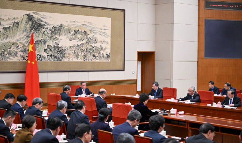 2月18日，国务院总理李强在北京主持召开国务院第三次全体会议。
