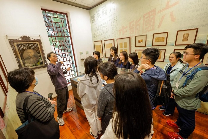 香港中学生游学团参观澳门茶文化馆。