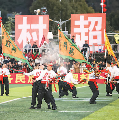 澳门醉龙表演队在中场休息时进行醉龙表演。