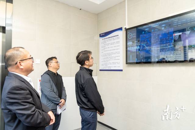 周达荣在深圳市血液中心观看无人机血液运输。 