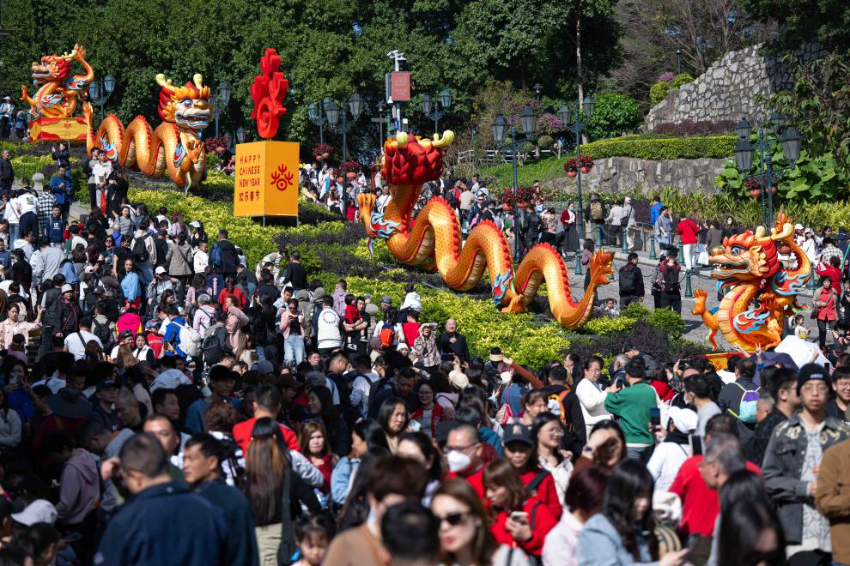 2月12日，游客在澳门大三巴牌坊游览。