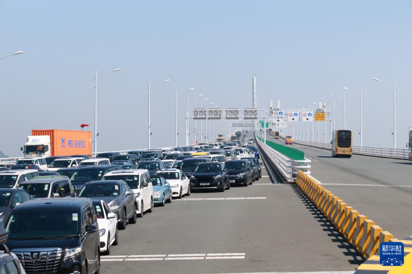 3月9日拍摄的港珠澳大桥桥头等待北上的车辆。