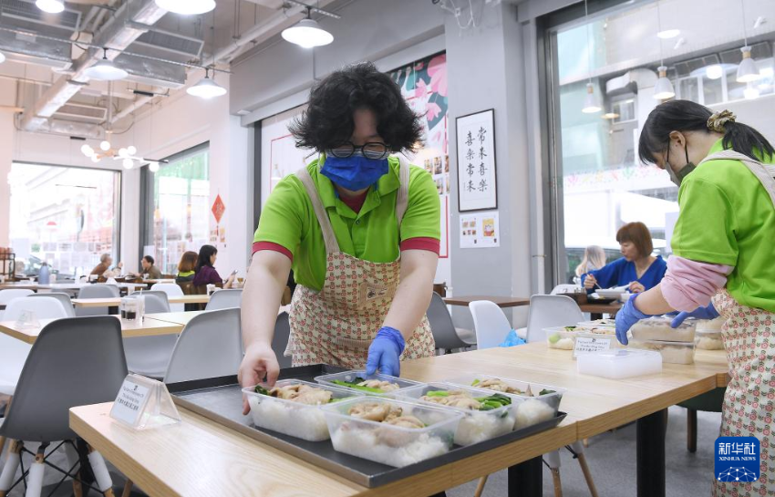 1月15日，餐厅员工在为长者准备免费派发的盒饭。