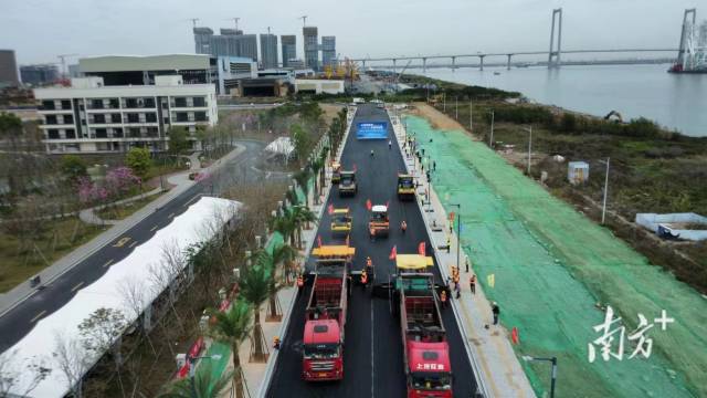 中山客运港市政工程项目在进行最后的沥青铺设工作，将于4月底通车。