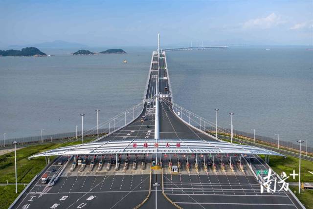 “经珠港飞”项目去年底开通，内地旅客可陆路直达香港机场。图为港珠澳大桥。