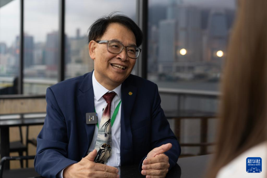 4月9日，“雪龙2”号访港执行委员会主席、香港红潮和水质领域研究专家何建宗接受新华社记者采访。