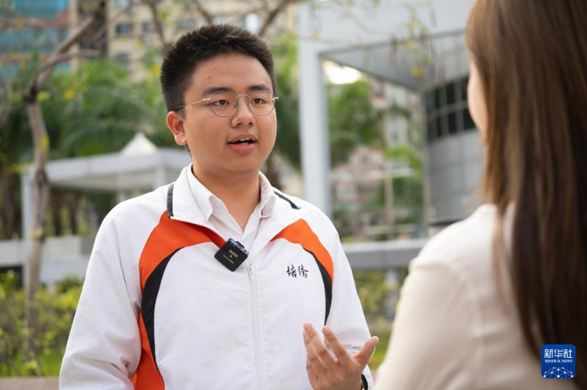 4月9日，香港培侨中学学生陈开元接受新华社记者采访。