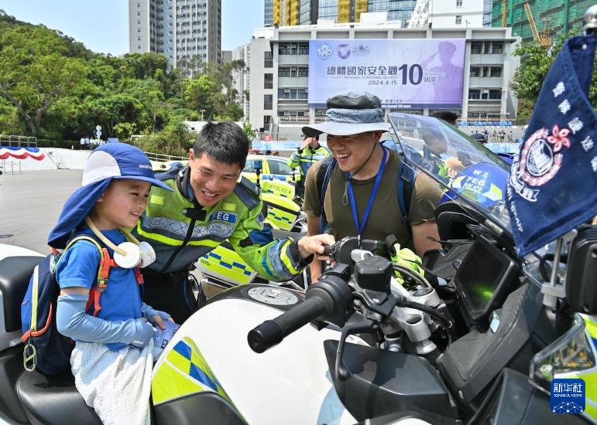 4月13日，在香港警察学院，警队护送组人员向市民介绍其工作。