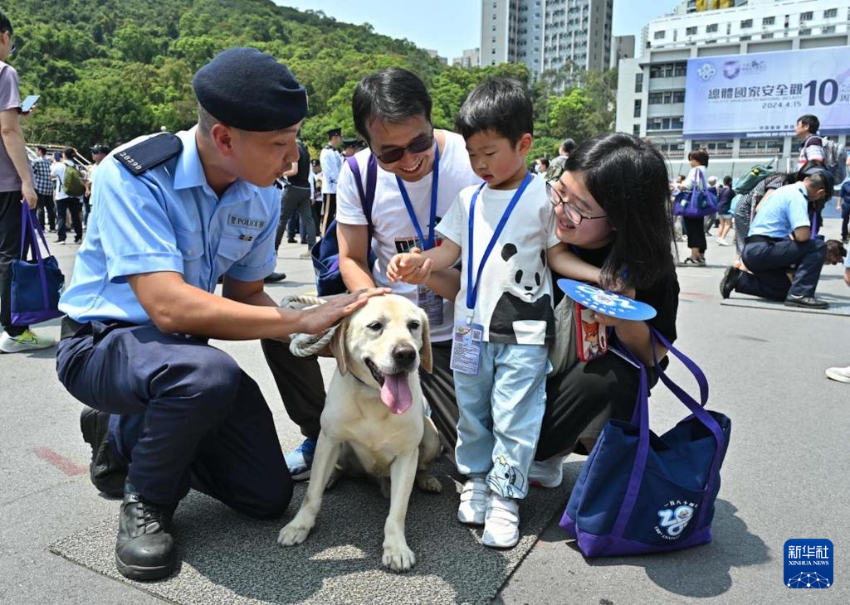 4月13日，在香港警察学院，警犬队人员向市民介绍其工作。