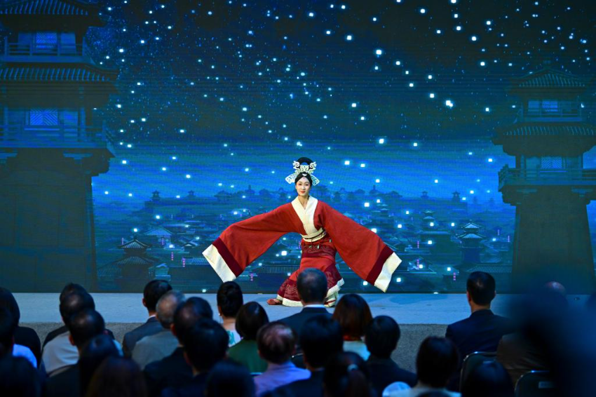 4月18日，北京歌剧舞剧院的演员在首届“中华文化节”节目巡礼上表演。