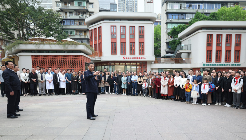 4月22日至24日，中共中央总书记、国家主席、中央军委主席习近平在重庆考察。这是22日下午，习近平在九龙坡区谢家湾街道民主村社区考察时，同社区居民亲切交流。