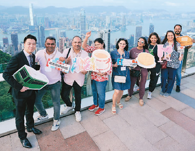 图为来自海内外的会奖旅游业界代表在领略香港城市风光。