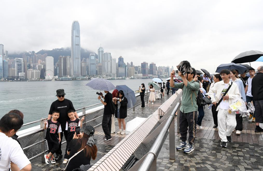 5月1日，游客在香港尖沙咀游览。