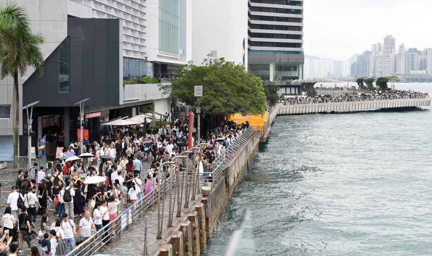 5月1日，游客在香港尖沙咀星光大道游览。