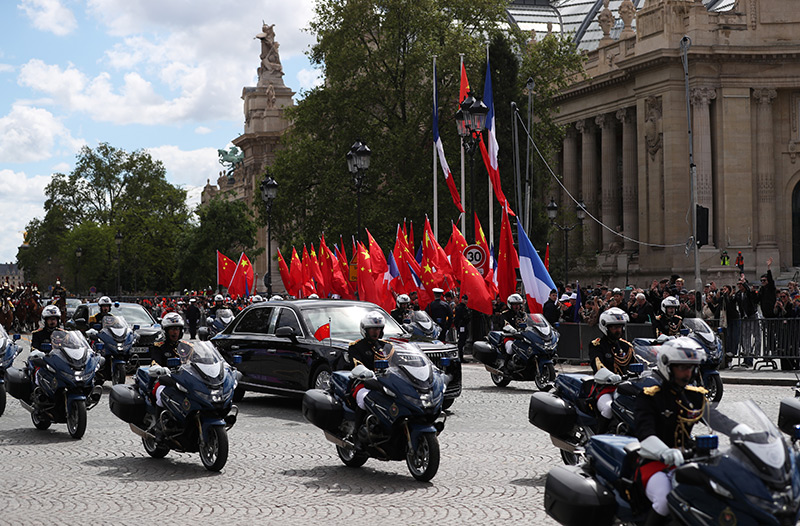 当地时间5月6日下午，正在法国进行国事访问的国家主席习近平在巴黎出席法国总统马克龙举行的隆重盛大欢迎仪式。这是欢迎仪式后，习近平和夫人彭丽媛在共和国卫队148名骑兵组成的礼兵马队和摩托车队护卫下，乘车前往爱丽舍宫。