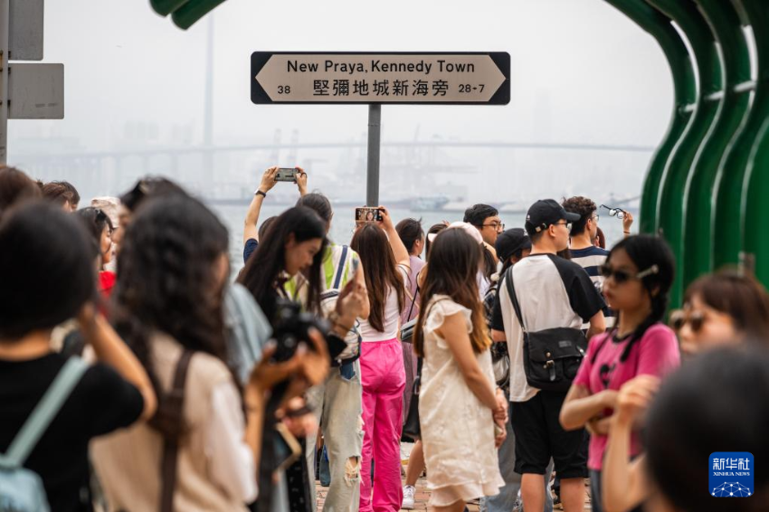 5月2日，游客在香港一处网红景点打卡拍照。