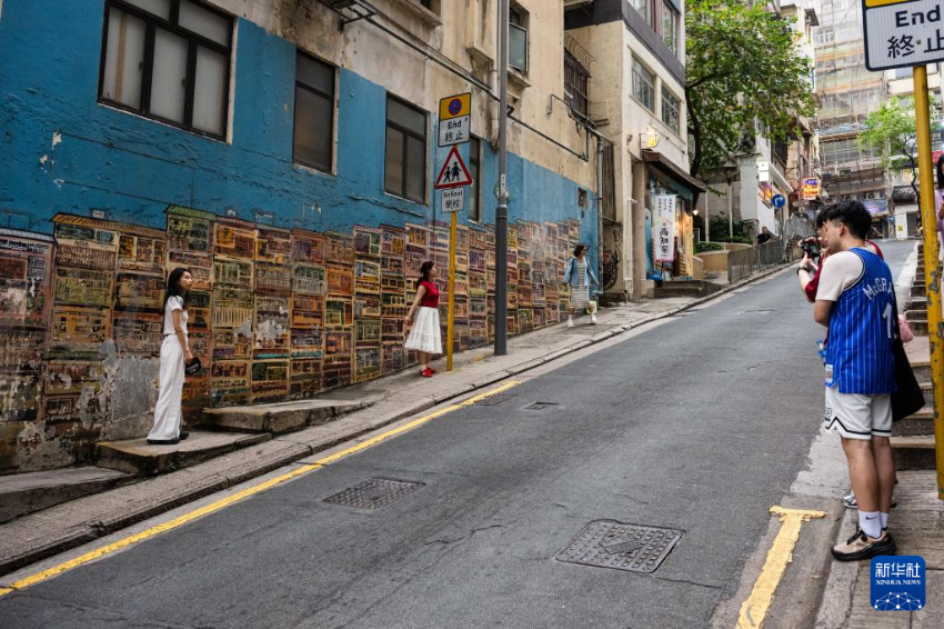 5月2日，游客在香港一处网红景点打卡拍照。