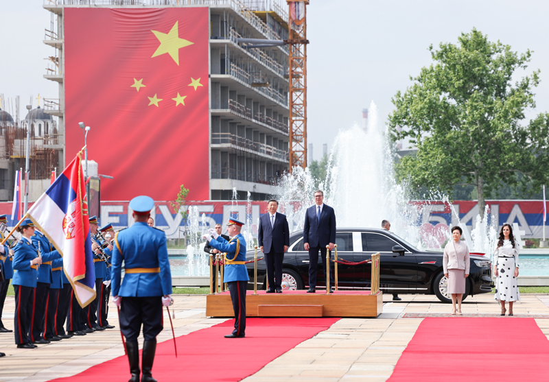 当地时间5月8日上午，国家主席习近平在贝尔格莱德塞尔维亚大厦同塞尔维亚总统武契奇举行会谈。这是会谈前，武契奇为习近平举行隆重欢迎仪式。