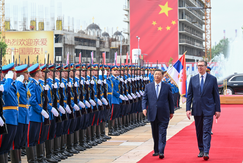 当地时间5月8日上午，国家主席习近平在贝尔格莱德塞尔维亚大厦同塞尔维亚总统武契奇举行会谈。这是会谈前，武契奇为习近平举行隆重欢迎仪式。