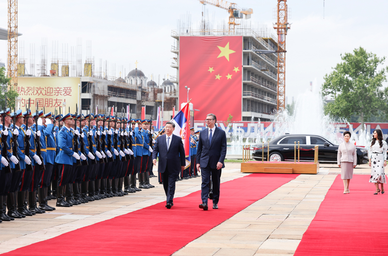 当地时间5月8日上午，国家主席习近平在贝尔格莱德塞尔维亚大厦同塞尔维亚总统武契奇举行会谈。这是会谈前，武契奇为习近平举行隆重欢迎仪式。