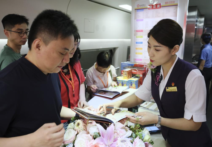 6月15日，旅客在香港西九龙至北京西D910次高铁动卧列车餐车上点餐。