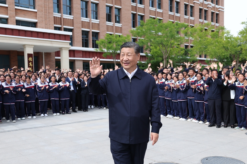 6月18日至19日，中共中央总书记、国家主席、中央军委主席习近平在青海考察。这是18日下午，习近平在果洛西宁民族中学考察时，向师生们挥手致意。