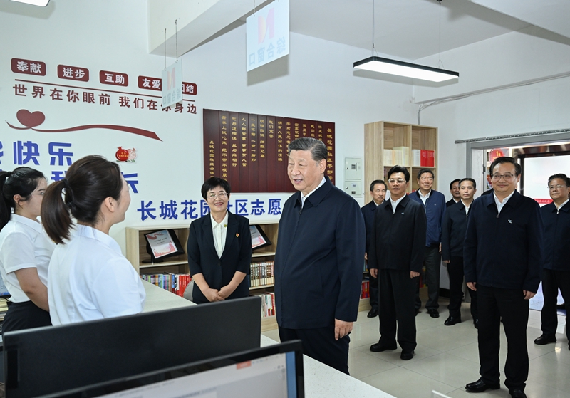 6月19日至20日，中共中央总书记、国家主席、中央军委主席习近平在宁夏考察。这是19日下午，习近平在银川市金凤区长城花园社区党群服务中心便民服务厅了解社区开展便民惠民服务等情况。